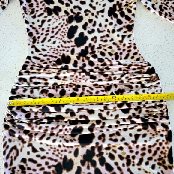 Jenifer Lopez Sexy leopard print mini dress - Picture 2 of 6